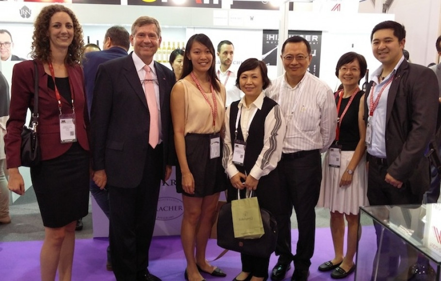 v.l.n.r.. Barbara Noppinger (Commercial Attache, Advantage Austria Singapore), Franz Ernstbrunner (WKO, Advantage Austria), Pandie Ho (Full Comfort, Hong Kong), Elaine Tang (GRANDER distributor in Singapore), Alan Lam (Elaine&#039;s husband), Esme Chu (Elaine&#039;s PA), Kevin Tam (Full Comfort, Hong Kong)