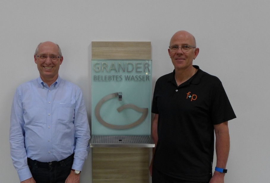 Robert Pfund (re.) und GRANDER®-Fachberater Claus Schoch: Vor 20 Jahren begannen Ralf Fetzer und Robert Pfund eine Krankengymnastik–Praxis in Kempten. Aus 120 m² Praxisfläche entwickelte sich eine Einrichtung auf über 3500 m², in der die aktive Bewegung im Mittelpunkt steht. Physiotherapie, ambulante Rehabilitation und den medical.fitness club findet man unter einem Dach vereint. Das f+p Gesundheitszentrum.