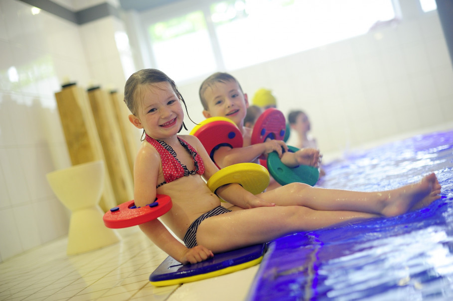 Les cours de natation à aqua vitalis amusent beaucoup les enfants.