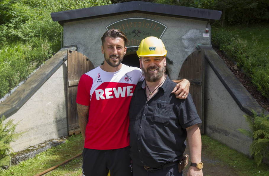 Dominc Maroh - 1. FC Köln mit Johann Grander vor dem Stollen der Kupferplatte