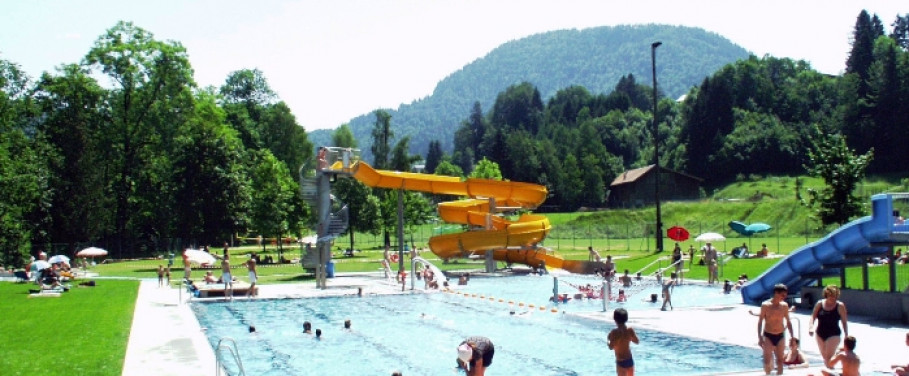 Picine en plein air à Hittisau : repos et amusement pour toute la famille