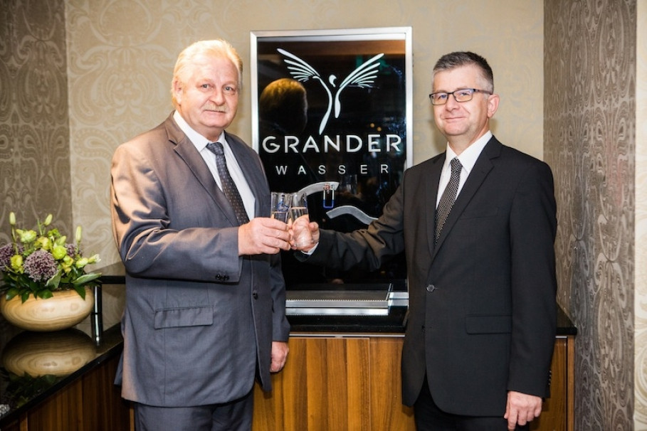 De g. à d. : Günter Bader, GRANDER Hongrie, Andràs Kaisinger, directeur général de l&#039;hôtel Spirit