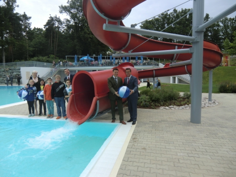 La piscine en forêt de Neutal en Autriche démarre la saison de baignade complètement assainie et avec de nombreuses attractions